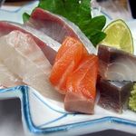季節料理 藤原 - お造り盛合せです
      タイ・カンパチ・サーモン・きずし