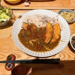 野菜とつぶつぶ アプサラカフェ - トマトのカレー定食（1120円）