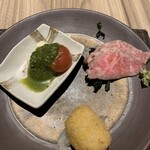 Nikukappou Kanjinya - 春菊のソースのカプレーゼ、肉刺し、蟹クリームコロッケ