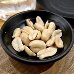 Motsuyaki Ban - ・ピーナッツ（サービス）
      （※お通し代なし）