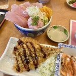 埼玉漁港 海鮮食堂 そうま水産 - 立派な丼には酢飯がたっぷり！！