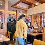 埼玉漁港 海鮮食堂 そうま水産 - お店の中でも行列です！