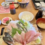 埼玉漁港 海鮮食堂 そうま水産 - ご飯やお漬物、あら汁は全てセルフで食べ放題です。