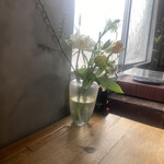 バラエティストア モグネズ - さりげなく生けられた花