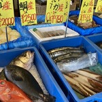 シハチ鮮魚店 - 店内にはお魚や、おかずが並んでます。