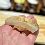 鮨 西崎 - ■平貝
      あえて海苔には巻かず、平貝そのものの美味しさで直球勝負！