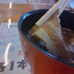 Yomokichi Udon - 肉汁のお肉、豚の角煮をスライスしたよう、美味しい♬
                        