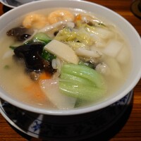 横浜中華街 重慶飯店 本館 - 海老入りスープそば
