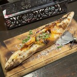 イーカ スーク  - 裏名物 中東風スパイシーチキンケバブとチーズの舟形pizza
            