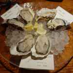 オイスターバー&ワイン BELON - その後ブロン名物の生牡蠣が目の前に運ばれてきました。