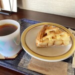 LAMP COFFEE - アップルパイセット : エチオピア・イルガチェフェ・コンガ(¥1000) - それぞれは美味しかったのですが、結構酸味の強いリンゴでしたので同じ酸味系のコーヒーはミスチョイスだったかも。