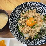 大衆食堂 中華そばとおコメの店 メシケン。 - 鶏そぼろ丼　780円