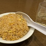 上海家庭料理 謝謝 - 半炒飯。卵とネギが入るのみ。どちらかといえばしっとりしてた。