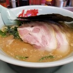 山岡家 - 醤油チャーシュー麺。提供時。