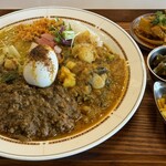 kari-andonaisukatwu-ru - コンボ３種類(¥1,300)
                        ベビーホタテと菜の花のカレー
                        ５種ブレンド豆カリー副菜付き
                        鶏レバーミックスポークキーマ
                        半熟玉子、玉ねぎアチャール、メンマアチャール、茄子ピックル