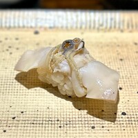 鮨 西崎 - ■蛤
                    今回、絶品中の絶品だった中の一貫が、この蛤！
                    硬くならない低温での火入れ。そして、ツメではなくて蛤の出汁を塗るんです。
                    ツメに邪魔されず、蛤そのものの味わいを柔らかい食感で楽しめる、最高の握り♪