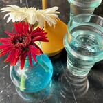 TORIBA COFFEE KYOTO - テーブルの生花とお冷