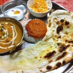 本格インドカレーの館 スパイス - プレートを上から見てみますか！