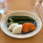 ホワイト餃子  - お新香はぬか漬け。浅めな漬かり具合なので食べやすい。