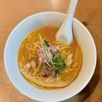 金目鯛らぁ麺 鳳仙花 - オレンジ色に輝くスープは、濃厚さの証！