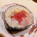 すが弥 - 太巻き。端っこはお若い方に譲ります