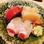 すが弥 - 奥から時計回りに、メジマグロ、小柱、平貝、小柴の真鯛です