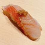 すが弥 - 銚子の金目鯛。軽く炙って脂を表面に浮かせます