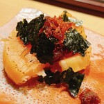 すが弥 - 天然ホタテの炙りにほぼ貝柱のXO醤と有明海苔をトッピング