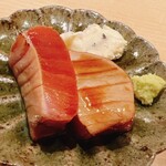 すが弥 - 今が旬のメジマグロのトロはバターソテーでも登場。奥はトリュフチーズです。