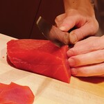 すが弥 - 柵を取り出したときは血色の良い鰹に見えましたが、実はメジ鮪でした