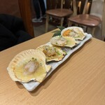産直鮮魚と47都道府県の日本酒の店 黒潮 - ホタテのバター焼き　1,078円