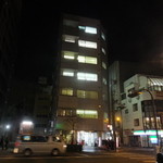 Shinkawa Nishiya - お店の前の道路～コンビニも近いです