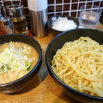 花田 - 味噌つけ麺（野菜大盛無料・ランチライス無料）　890円　+　麺大盛　120円