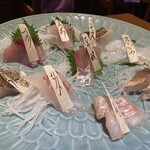 Sakana No Maruta - 刺身盛り合わせ（左端から時計回りで、サワラ、鰤、アコウダイ、モス＝ヒラスズキ、すみいか、ほうぼう、ヒラメ、鯛、ヒラマサ）