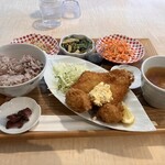 ゆとりの空間 - 帆立フライと白身魚フライの定食