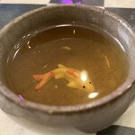 中華そば 麺や食堂 - 黒烏龍茶の中に鯉