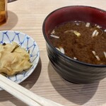 とんかつ丸七 - カツの脂身に、ガリが合います。