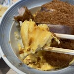 とんかつ丸七 - とろとろ卵！これがご飯に染みて美味い。食べかけでスミマセン