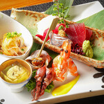 和食居酒屋虎視眈々 - 季節毎に表情を変えて常連様を唸らせる前菜とお造りの盛り合わせ。虎視眈々に来られましたら、まずこちらをお召し上がりください。