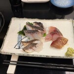 Misago Shokudou - 芋焼酎お湯割りと刺身三点、赤サバが特に美味い