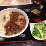 九州料理 居酒屋 永山本店 - もつカレー680円。この日は500円とサービスデー