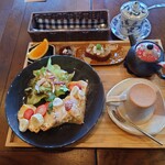 グレンツェン - 料理写真:●ブレンドコーヒー　550円

●朝ごパンモーニング
　いちごとバナナフレンチトースト　＋530円

合計　1,080円　を注文してみた

テーブル席に案内されてから21分後に提供されている