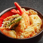 和食居酒屋虎視眈々 - ランチで提供している天丼になります。職人の技が光るこちらの天丼は、夜には天茶として提供しております。