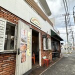 Focacceria IL GOLFO - 手前がパニーニとフォカッチャのお店、向こうがイタリアン