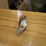 和さび - 小肌｡ こんなに淡い締めは初めて｡ 鰊の独特な香りを感じる｡ 写真を拡大しても締めたようには見えない｡  信じられないけれど〝生〟かも知れない｡自分の味覚を信じられなくなった一品