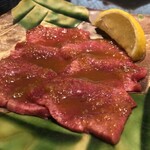 焼肉 神宮 - 黒毛和牛生タンカルビ