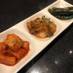 焼肉 神宮 - キムチ盛り合わせ
