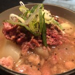 焼肉 神宮 - お通しの黒毛和牛塩すじ煮