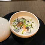 Restaurant L'Equateur - 新玉ねぎとハマグリスープ仕立て、ライムの皮とこぶみかん、竹炭パン粉をかけて