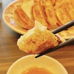 餃子の王将 - 餃子(よく焼き)、断面！